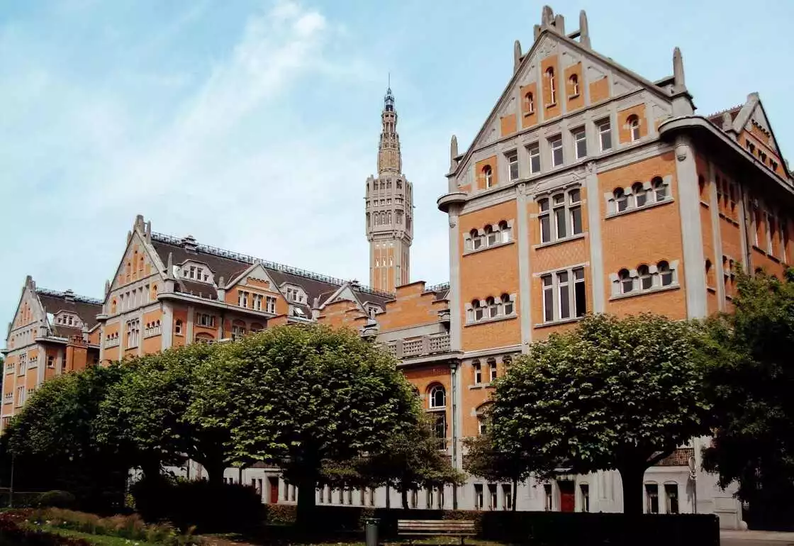 hotel de ville y campanario