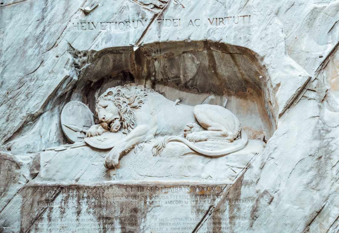monumento al leon lucerna