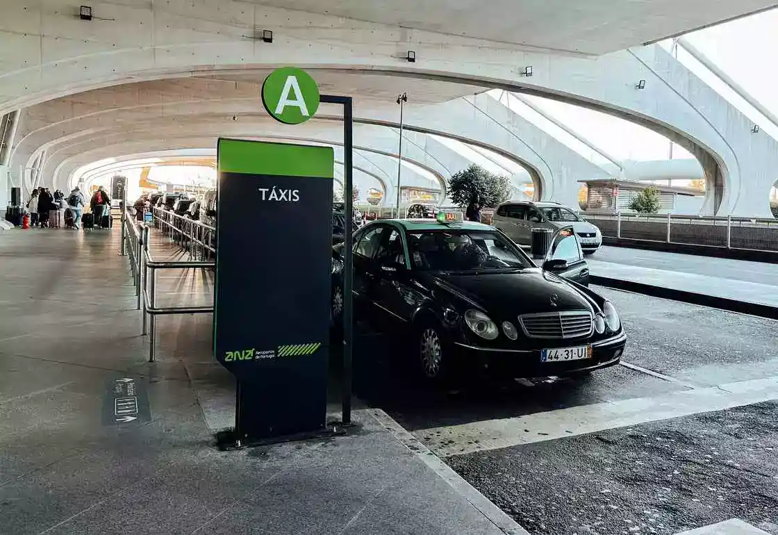 ir del aeropuerto al centro de oporto en taxi